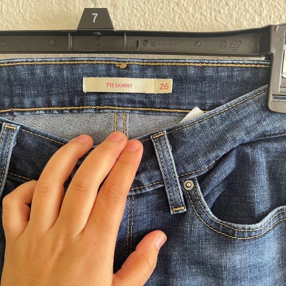 Levi 711 Skinny Size 26 Distressed Jeans - Picture 2 of 5